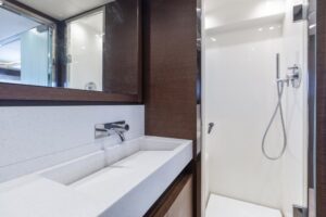 75' Prestige 2015 Bathroom